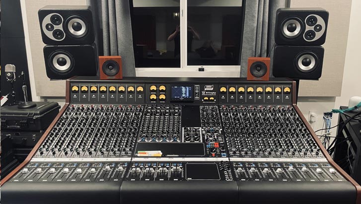 N-Trophy at studio in California (USA)