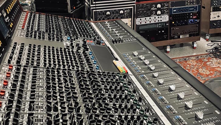 N-Trophy at studio in California (USA)